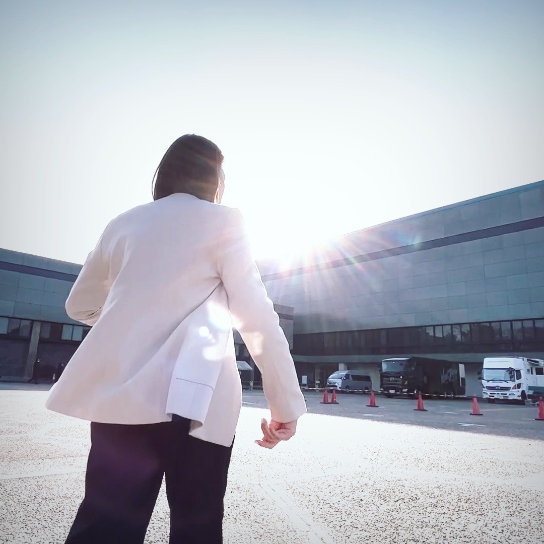 〖 #営業 〗
𝐒𝐚𝐥𝐞𝐬
営業毎日忙しそうにパソコンに向かって作っているのは、見積書や請求書!
弊社の業務の窓口。それが営業部です。
クライアント様との打ち合わせにはじまり、仕事の割り振りから値段交渉!
スケジュールの調整などの段取りもします。
はたまた時には現場でカメラマンをする営業部員も(笑)
営業と言っても、
仕事は多岐に渡っております。
どんどんと新しいものにチャレンジして、
会社の顔として、これからも頑張っていきます。
#動画撮影 #映像 #音楽 #nagoya #東通 #名古屋 #名古屋東通 #動画 #映像プロダクション #カメラマン #映像編集 #映像制作 #就職 #就活 #営業 #営業女子 #営業マン #営業職